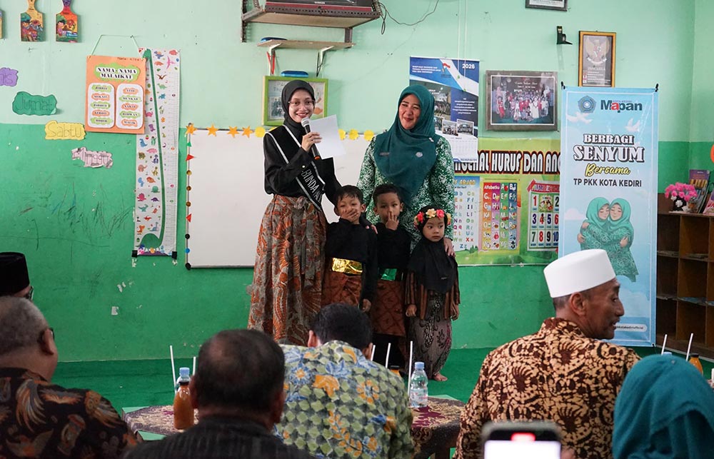 Wali Kota Kediri Vinanda Prameswati bersama Ketua TP PKK Kota Kediri Faiqoh Azizah Muhammad saat berinteraksi dengan siswa PAUD Thoyyiba. Foto: Ist.
