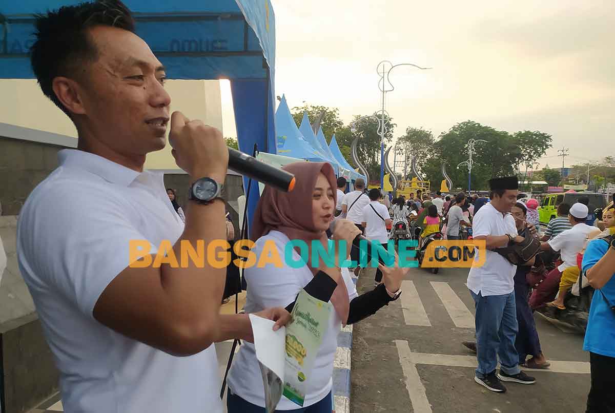 PT PLN UP3 Pamekasan saat menggelar acara di Alun-Alun Trunojoyo, Sampang. Foto: MUTAMMIM/BANGSAONLINE
