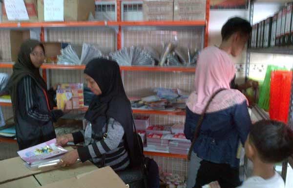 Ibu-ibu dan pelajar ketika membeli buku tahun ajaran baru di toko buku. (syuhud/BANGSAONLINE)