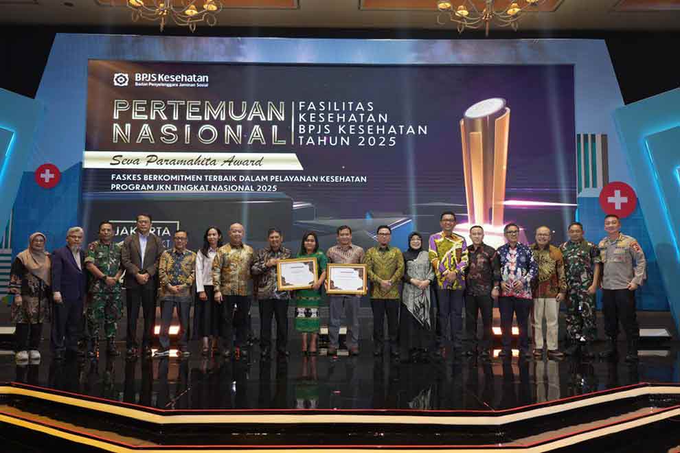 Direktur Utama BPJS Kesehatan, Ghufron Mukti dan jajaran bersama perwakilan penerima penghargaan. (Ist)