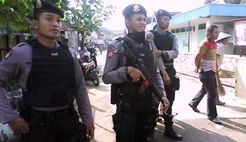 Polres kerahkan aparat bersenjata laras panjang saat sidak eks lokalisasi. (foto: Zuli Purwanto/BANGSAONLINE)