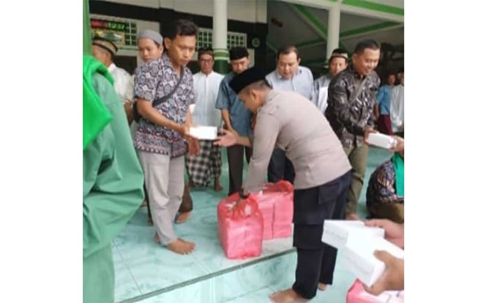 Sambut HUT ke-78 Bhayangkara, Polres Mojokerto Bagi-Bagi Bansos di Desa Jerukseger