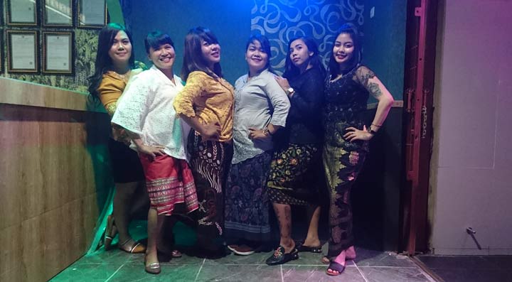 Para LC Yayang Karaoke dengan kebayanya siap menyambut dan melayani para tamu.