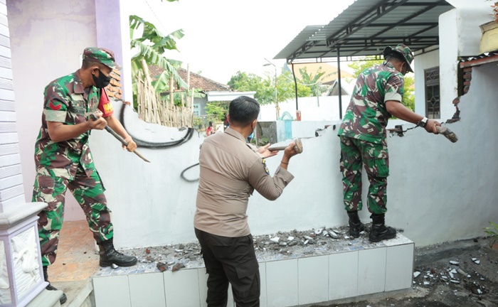 Personel TNI-Polri bahu-membahu membongkar tembok pembatas jalan, buntut perselisihan antara RT 02 Vs RT 03 Kelurahan Mangunharjo, Kecamatan Mayangan, Kota Probolinggo.