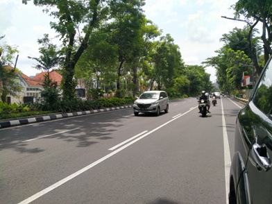 Jalan Raya Darmo Surabaya yang biasanya padat dan macet kini tampak lengang. Foto: MA/BANGSAONLINE.COM