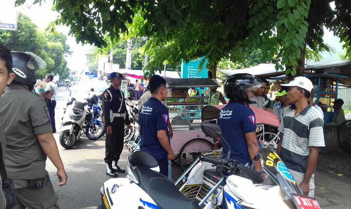 Petugas saat menggelar operasi gabungan di Jl Dr. Sutomo, Kota Probolinggo, Kamis (30/1).