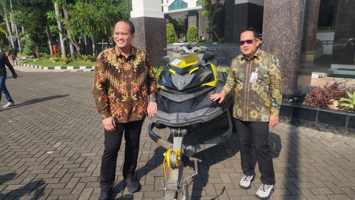 Sekdaprov Jatim, Adhy Karyono saat berfoto bersama jetski yang merupakan hibah rampasan KPK