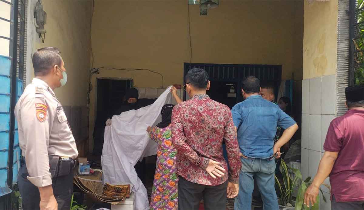 Petugas saat mengevakuasi penemuan mayat perempuan di Dusun Manyar, Desa Sedati Agung, Kecamatan Sedati, Sidoarjo.