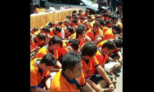 Para tersangka ketika digelar perkara di Polres Gresik. foto: syuhud/BANGSAONLINE