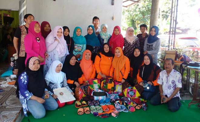 Peserta pelatihan foto bersama instruktur beserta hasil kreasi dari kain perca.