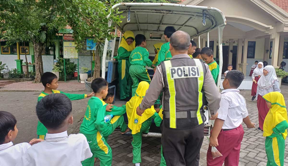 Petugas dari Polsek Krian saat menyapa anak-anak sekolah.