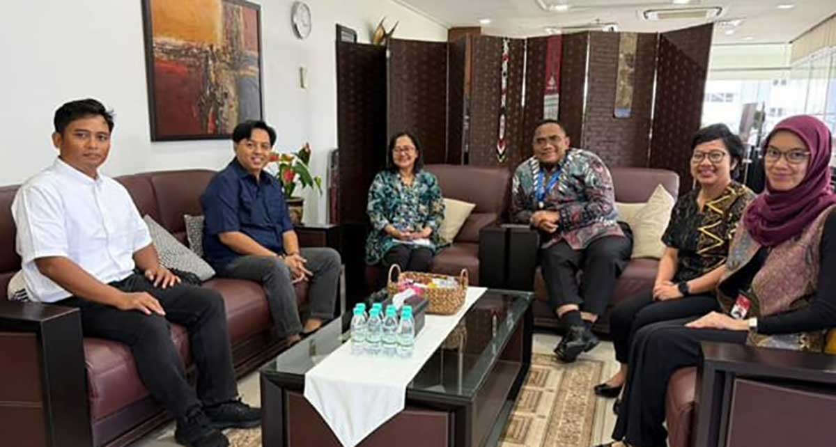 Owner Barong Grup, Gus Lilur, ketika berkonsultasi dengan Wakil Duta Besar RI untuk Malaysia, Danang Waskito, bersama sejumlah staf KBRI. Foto: Ist