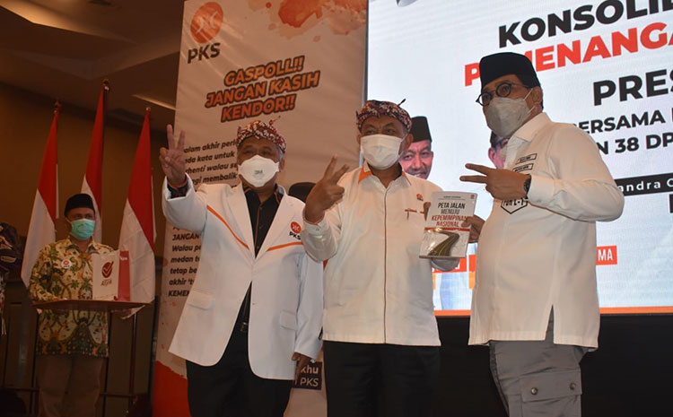 Kanan ke kiri: Machfud Arifin (MA), Ahmad Syaikhu (Presiden PKS), dan Kang Irwan (Ketum PKS Jatim) mengangkat dua jari yang merupakan simbol nomor urut MA dalam Pilwali Surabaya 2020. (foto: ist)