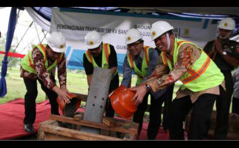 Peletakan pondasi 10 trafo di Bangkalan. 