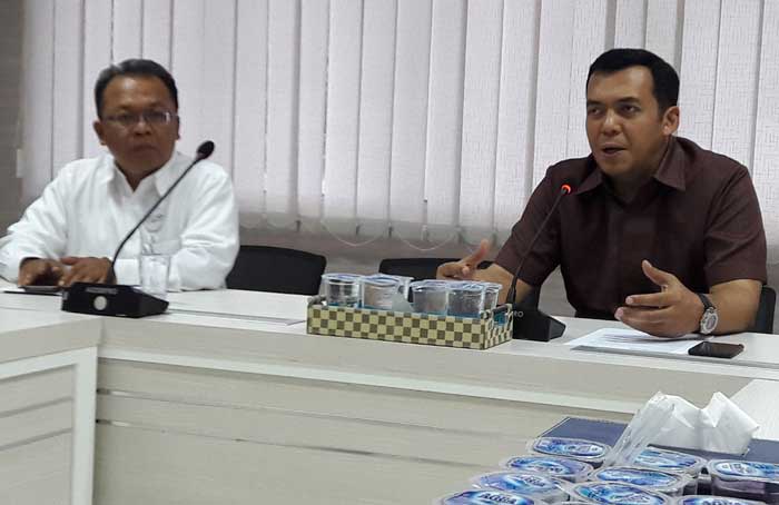 Dirut  PT Barata Indonesia Silmy Karim (kanan) memberikan keterangan kick off meeting penerapan sistem ERP. foto: SYUHUD/ BANGSAONLINE