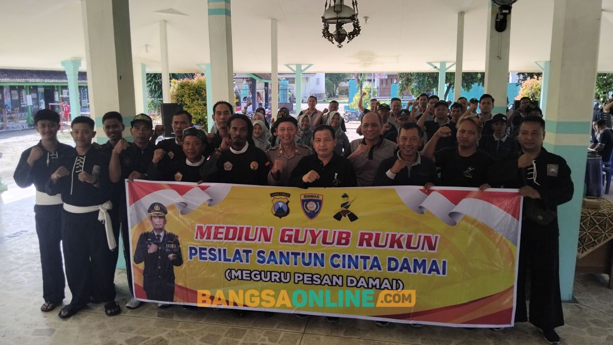 Sesi foto bersama dengan pesilat yang hadir dalam giat Meguru Pesan Damai. Foto: Hendro Suhartono/BANGSAONLINE