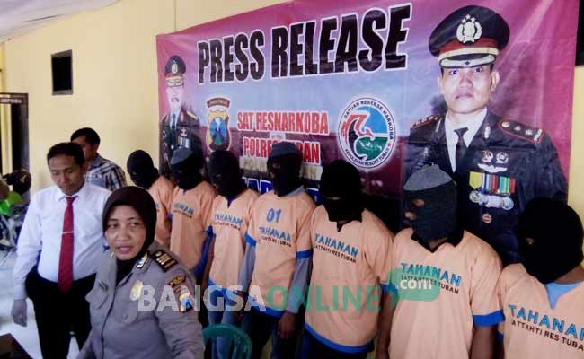 Para tersangka saat diekspos di Mapolres Tuban. foto: suwandi/ BANGSAONLINE