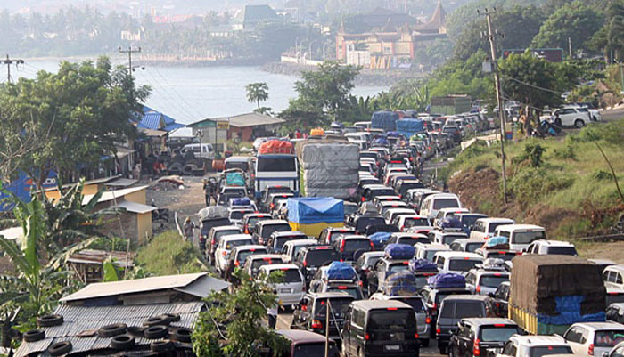 Jalur Nasional Banyuwangi-Jember Macet Total Akibat Ulah Pedagang Nekat Jualan di Pinggir Jalan