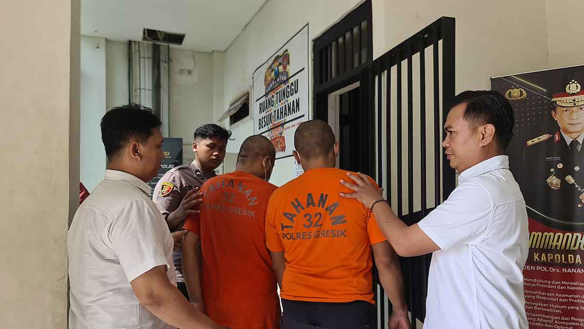 Kedua pelaku saat dimasukkan ke dalam ruang tahanan di Mapolres Gresik. Foto: Ist
