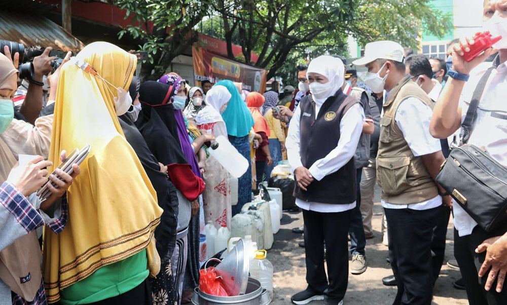 Gubernur Khofifah bersama Wakil Wali Kota Pasuruan Adi Wibowo meninjau distribusi minyak goreng ke Pasar Besar Kota Pasuruan.