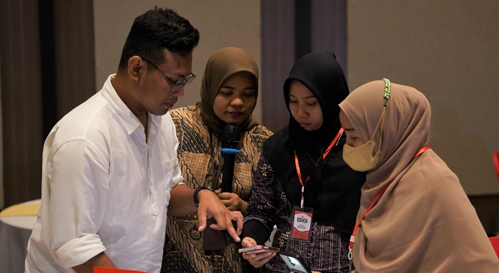 Instruktur UMG, Zulfikar (kiri), mengajarkan cara memaksimalkan fitur pada platform instagram kepada pelaku UMKM Binaan SIG yang merupakan penyandang difabel. foto: ist.
