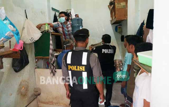 Petugas saat menyisir satu per satu ruang tahanan. foto: ROMZA/ BANGSAONLINE