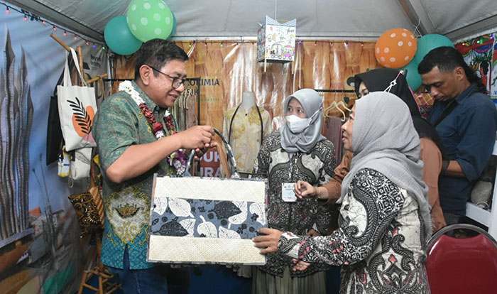 Direktur Utama Petrokimia Gresik, Dwi Satriyo Annurogo, saat meninjau salah satu stan UMKM di PetroNite Fest 2022. Foto: Ist
