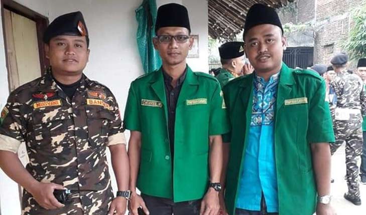 Ketua PAC GP Ansor Kecamatan Tambaksari, Muhammad Choirul (tengah) dan Musyawi, Kasatkoryon Banser Tambaksari (kiri). foto: istimewa