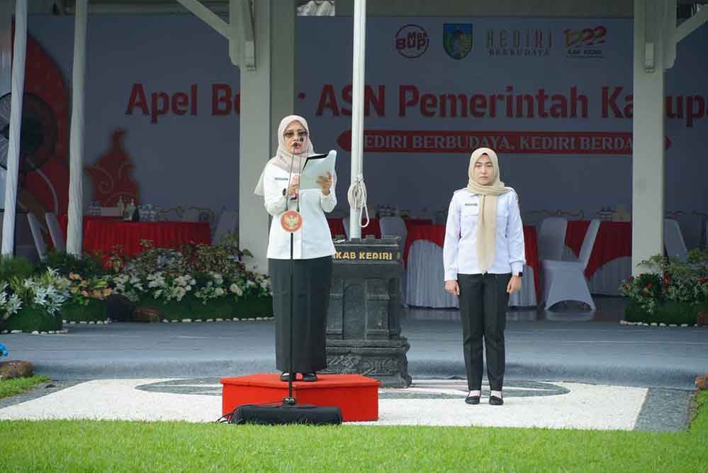 Wakil Bupati Dewi Mariya Ulfa saat membacakan sambutan Bupati Kediri Hanindhito Himawan Pramana. (Ist)