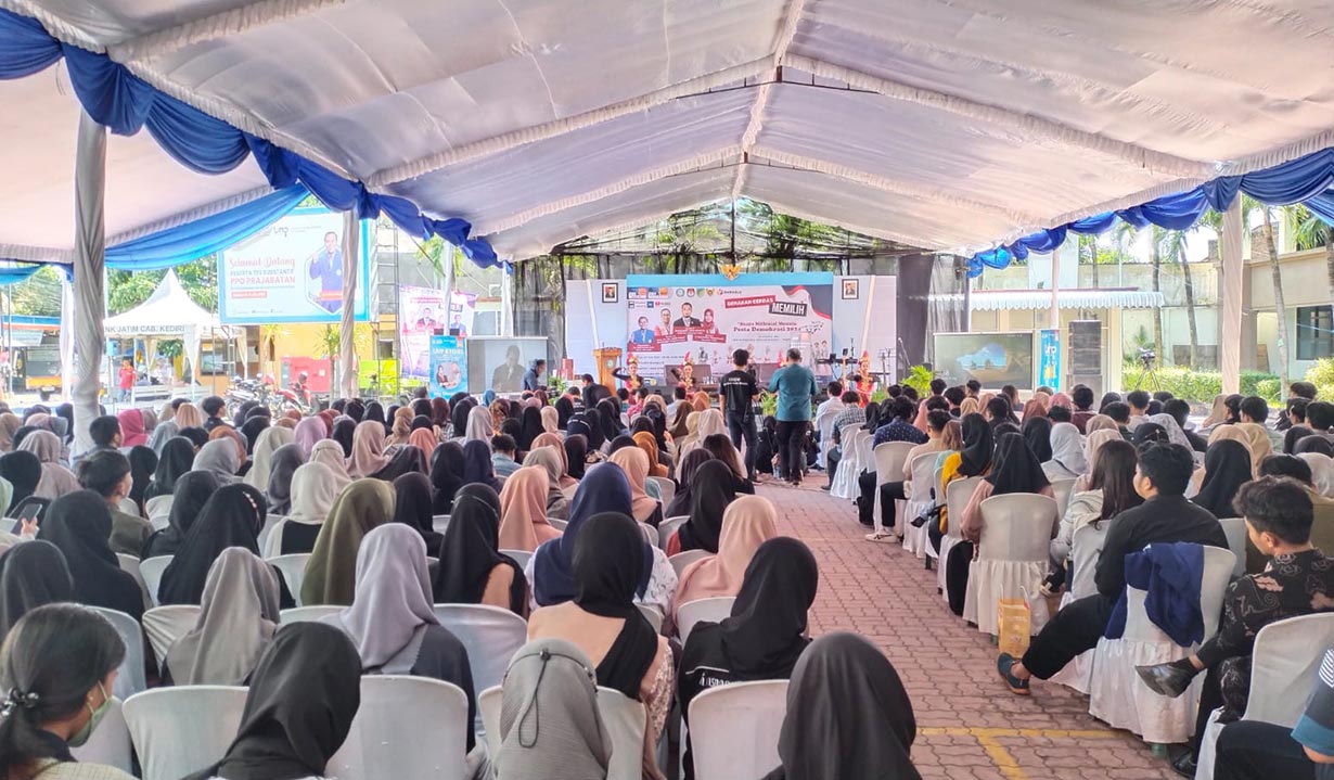 Para mahasiswa yang mengikuti kegiatan Gerakan Cerdas Memilih di Kampus UNP Kediri. Foto: Ist.
