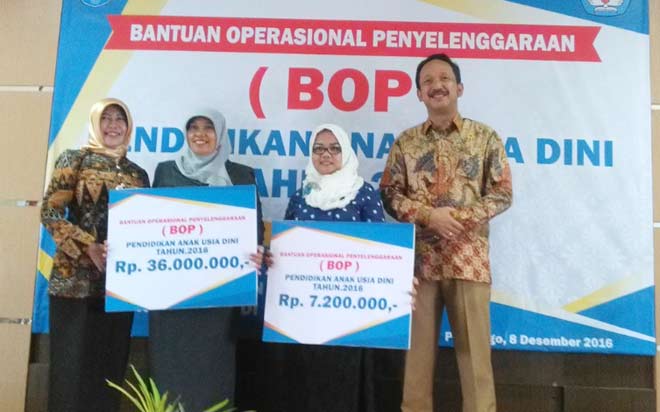 Bupati Ponorogo Ipong Muchlissoni bersama perwakilan PAUD yang menerima bantuan pendidikan.
