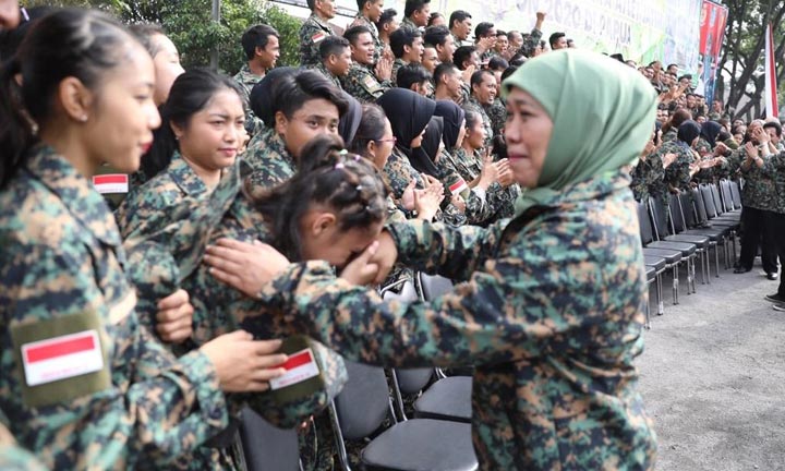 Khofifah menyalami para atlet saat penutupan pelatihan pembinaan karakter di Lapangan Dodik Belanegara Rindam V/Brawijaya, Malang, Minggu (15/12). 