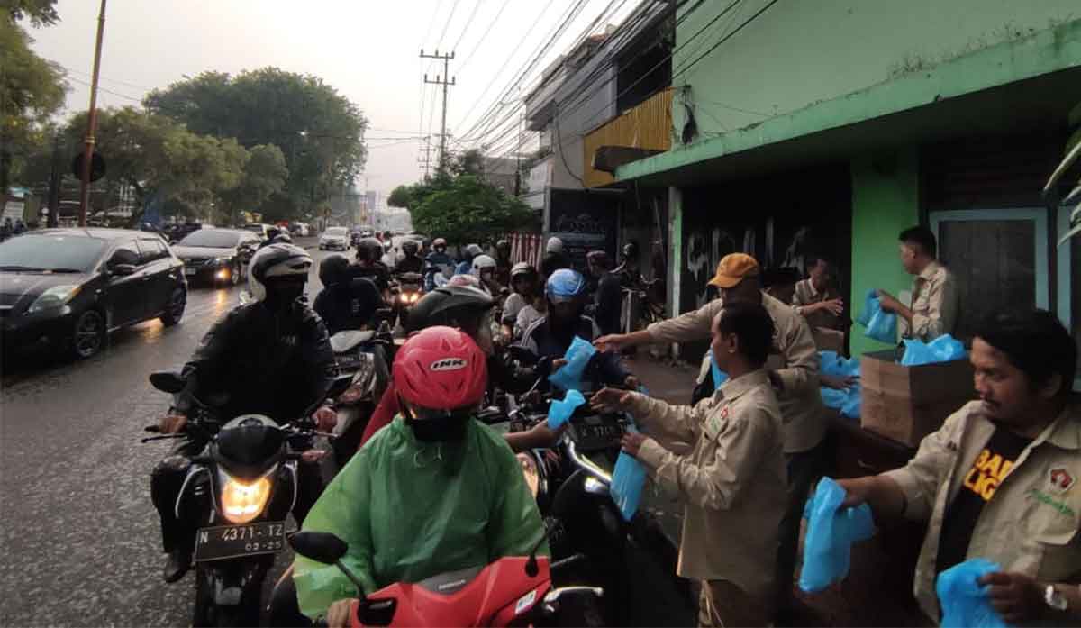 Anggota PWI Sidoarjo saat membagikan takjil ke masyarakat. Foto: Ist
