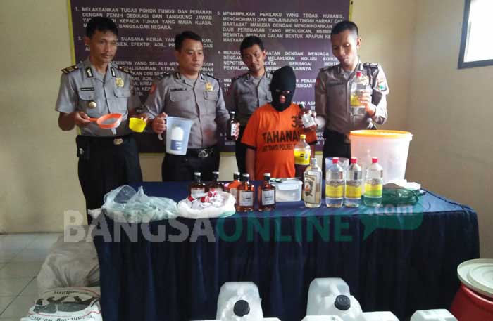 Pelaku dan sejumlah barang bukti miras oplosan. foto: AKINA/ BANGSAONLINE