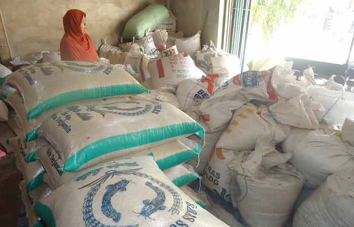 AMAN. Bulog Sub Divre Bojonegoro pastikan cadangan beras pada bulan Ramadan aman. Tampak penjual beras sedang menujukan dagangan berasnya. Foto: Eky Nurhadi/BANGSAONLINE