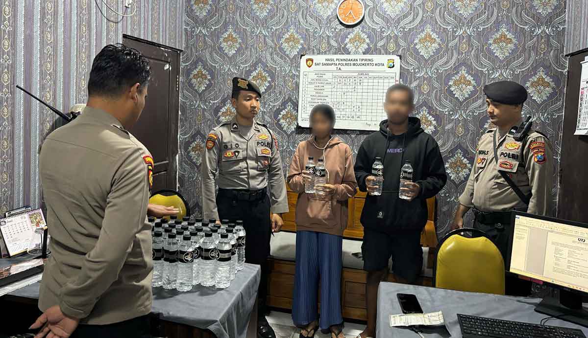 Para pelaku serta barang bukti saat diamankan petugas dari Sat Samapta Polres Mojokerto Kota.