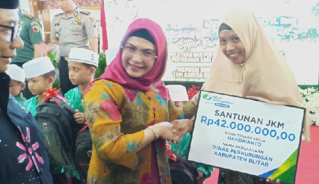 Secara simbolis JKM diserahkan Siti Nur Azizah Ma