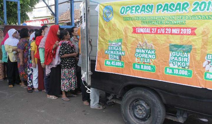 Warga Nganjuk antre untuk mendapatkan paket sembako murah.