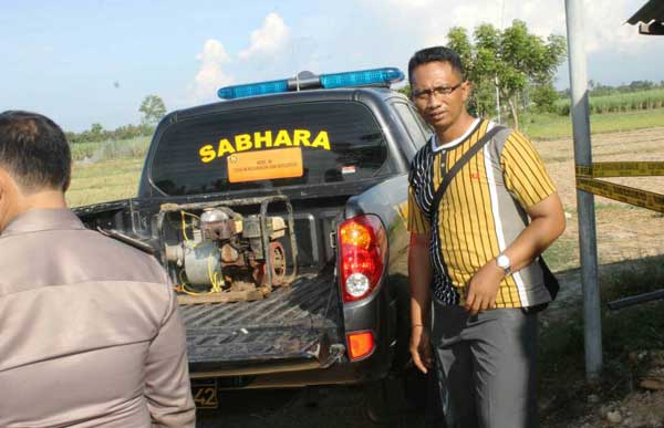 Polisi melakukan olah TKP keracunan massal tetes tebu di Dusun Padegan, Desa Tanjung Kamal, Kecamatan Mangaran, Situbondo. foto: MURSIDI/ BANGSAONLINE