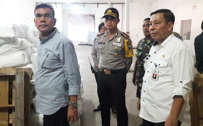 Wakil Direktur Tindak Pidana Ekonomi Khusus Bareskrim Polri, Kombes Pol Daniel Tahi Silitonga didampingi Kapolres AKBP Wahyu S. Bintoro.