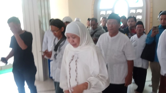 Gubernur Khofifah usai meresmikan renovasi Masjid Mu’ayyad di Jalan Pabrik Kulit No. 38, Kecamatan Wonocolo, Surabaya, Minggu (26/1). foto: DIDI ROSADI/ BANGSAONLINE