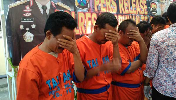 Ketiga tersangka pemain judi domino yang dijebloskan penjara. foto: ekoyono/ BANGSAONLINE