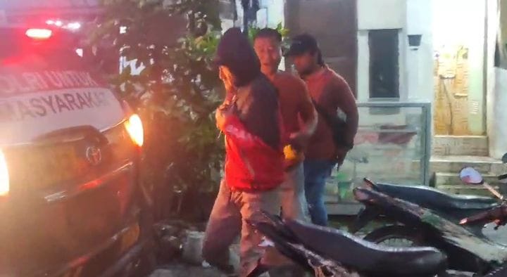 Pelaku saat diamankan anggota Polsek Taman