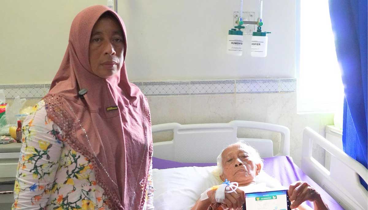 Tatik Yulianti (48), warga Desa Sanan, Kecamatan Pace, Nganjuk, bersama ibunya, Siti Asiyah (76).