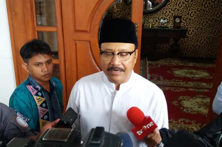 Gus Ipul memberikan keterangan usai pamit kepada wartawan dan pimpinan media di Rumah Dinas Wagub Jatim. foto: DIDI ROSADI/ BANGSAONLINE