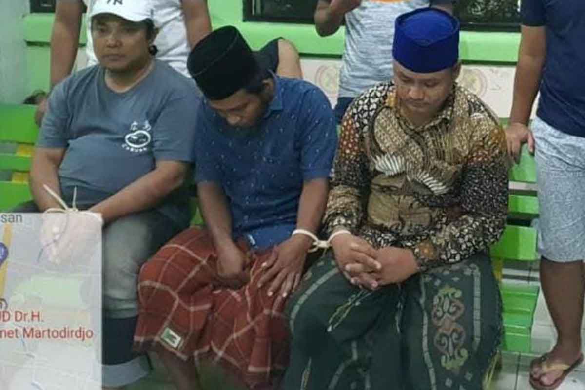Dua tersangka dan satu saksi yang ditangkap Polres Pamekasan karena edarkan narkoba jenis sabu.