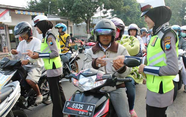 Salah satu sosialisasi dilakukan melalui sebar brosur.