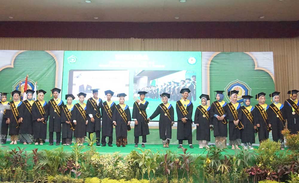 MAN 1 Tuban memberikan peghargaan kepada lulusan berprestasi dalam purna siswa angkatan ke-44 tahun 2024.