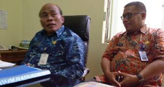 Kepala Dispendik Gresik, Mahin (kiri) saat memberikan keterangan soal persiapan Unas SMA sederajat. (Syuhud/BANGSAONLINE)