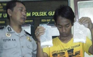 Pelaku bersama barang bukti saat diamankan di Mapolsek Gurah. (dendi martoni/BANGSAONLINE)